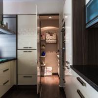 Versteckte Speisekammer - sehr günstige Lösung für maximalen Stauraum - Tür im Schrank - begehbarer Küchenschrank