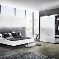 Schlafzimmer und Kleiderschrank in modern weißem Design