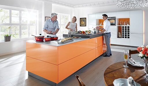 Familie beim Kochen in moderne Küche mit Orange