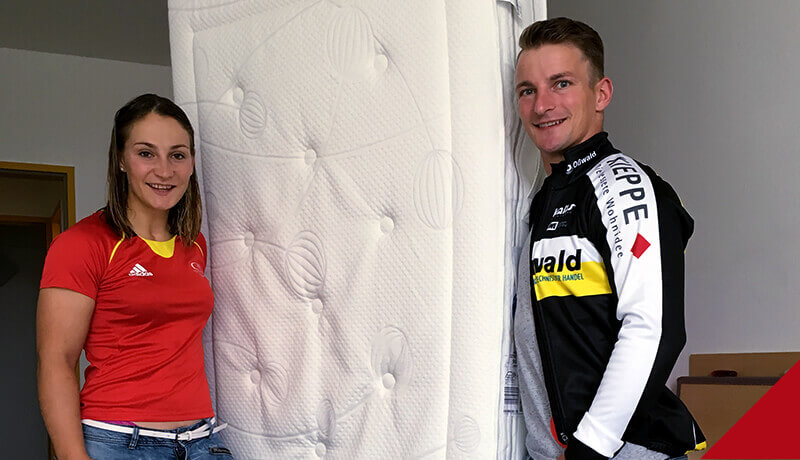 Bahnradrennfahrer René Enders und Kristina Vogel mit Ihrer Matratze von Möbel KIEPPE