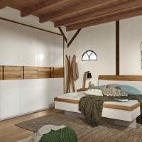 Schlafzimmerienrichtung mit Bett in Alpinweiß