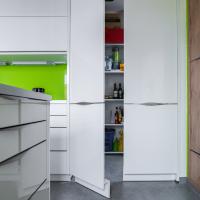 Versteckte Speisekammer - sehr günstige Lösung für maximalen Stauraum - Tür im Schrank - begehbarer Küchenschrank