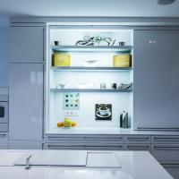 Schiebetüren im Küchenschrank - moderne Küche in weißem Hochglanzlack